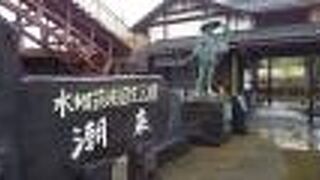 アーチ橋が目立つ公園