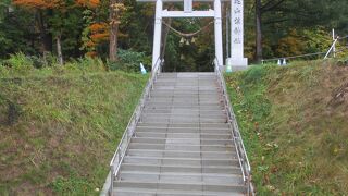 国道２３０号線沿いにあります