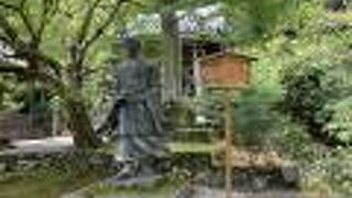 角倉家の菩提寺です。小倉餡の発祥の地。古い水道管を観ることができます。