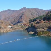 鮮やかなコバルトブルーの水をたたえたダム湖と紅葉のコラボは見事でした