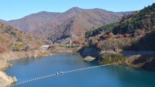 鮮やかなコバルトブルーの水をたたえたダム湖と紅葉のコラボは見事でした