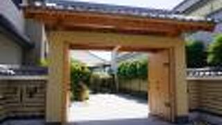 明るい土壁色の山門がかなり目立ってインパクトあり