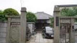 奥まった場所にあって