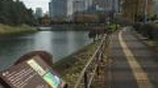 お堀沿いに看板