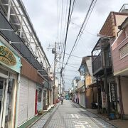 海岸近くの商店街