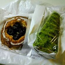 右がアンデルセン「糸杉デニッシュ」