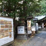 ビルに囲まれた境内。都内らしい神社。