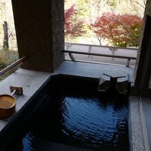 部屋露天風呂の様子。湯温はちょっと熱めでした。