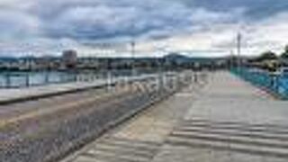 車道の両脇の歩道がかなり広くてとても歩きやすいです。