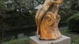 個性的な彫刻作品が並ぶ