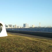 緑道のゴールは海に辿りつき、幕張など絶景の海景色が広がります