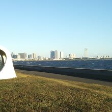 緑道は海まで続いていて、幕張など絶景の海景色が広がります