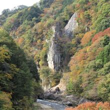 鬼怒川と楯岩の組み合わせが見られます