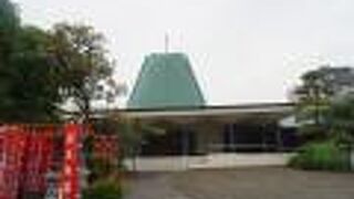 斬新なデザインの本堂が現れます