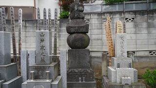 境内奥には忠政の供養塔も