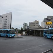 市内路線が発着するバスターミナル