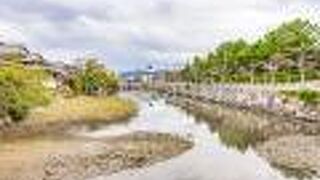 片側の石垣はキレイに残っています。