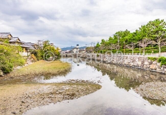 片側の石垣はキレイに残っています。