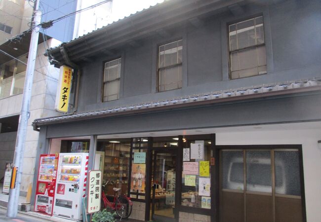 修道院のお菓子やワインのお店です