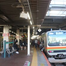 川越駅で１０両の電車から４両の電車へ乗り換えになります。