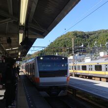 青梅駅で１０両から４両の電車に乗り換えです。