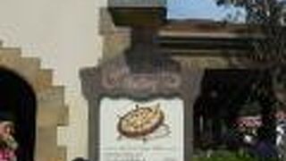 ピザやドーナッツが食べられます。