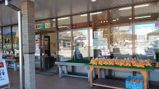 道の駅はそれほど大きくないが混雑してる。