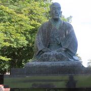 【上杉鷹山公座像】松岬神社の境内にも鷹山公像がありました