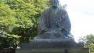 【上杉鷹山公座像】松岬神社の境内にも鷹山公像がありました