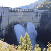 大迫力の放水を間近に