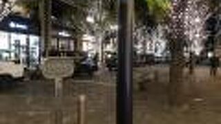 イルミネーションの輝く綺麗に整備された通り