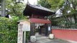 濠川の畔の真言宗醍醐寺派寺院