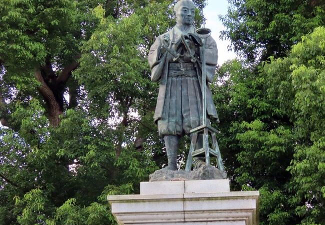 諏訪神社に近い公園のなかに立っています