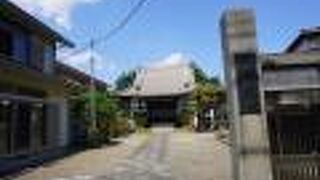 手前のスペースは駐車場かな