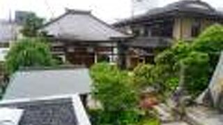 石段でしばらく降りていくような格好