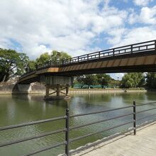 伏見港公園宇治川派流に架かる木橋