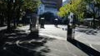 広場には銀色に輝くモニュメントが建てられています