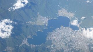 細長い湖で入り組んだ湖岸であることがよくわかりました