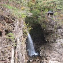 虹見橋から見た虹見の滝