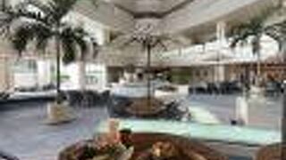 吹き抜け部分の1階にあり開放的