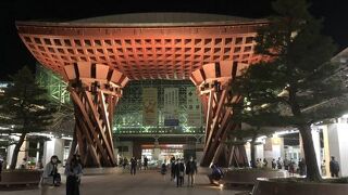 ライトアップも楽しい、石川県の玄関駅