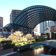 中央の大きな屋根が目立ちます