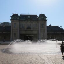 駅前の噴水が吹き出す門司港駅