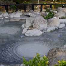 ご存知の「鬼石坊主地獄」ですが、こんなにサラサラだったっけ？