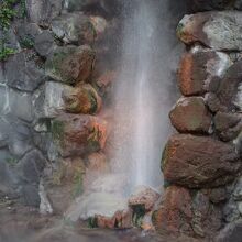 昔は石垣の囲いが無く、火傷が続出した間欠泉の「龍巻地獄」