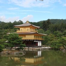 キラキラと輝く舎利殿（金閣）