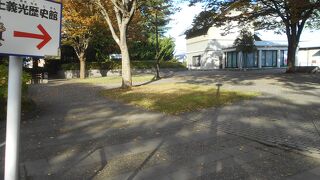 二の丸東大手門から出て大通をまっすぐ進んだ先の左手にあります。