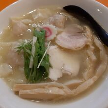 看板にも出ていた鶏塩ワンタン麺
