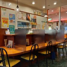 昭和の食堂と言った雰囲気の店内。