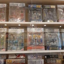 店内の壁の一つには、ガンダムのフィギュアがずらり。